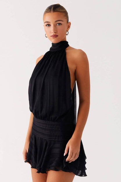 Kurzes Kleid mit satiniertem drapiertem Ausschnitt