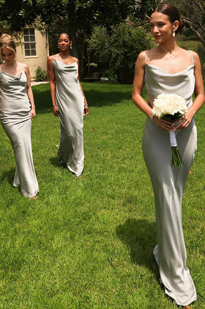 Detailansicht vom Wasserfallausschnitt des eleganten Damen Slipkleids