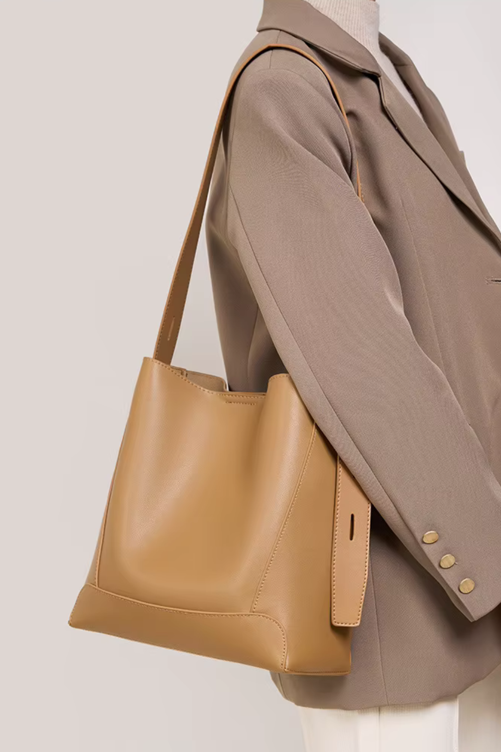 Casual Karamell | Schlichte Umhängetasche aus veganem Ultrafiber mit Laptopfach und goldenen Details für Damen