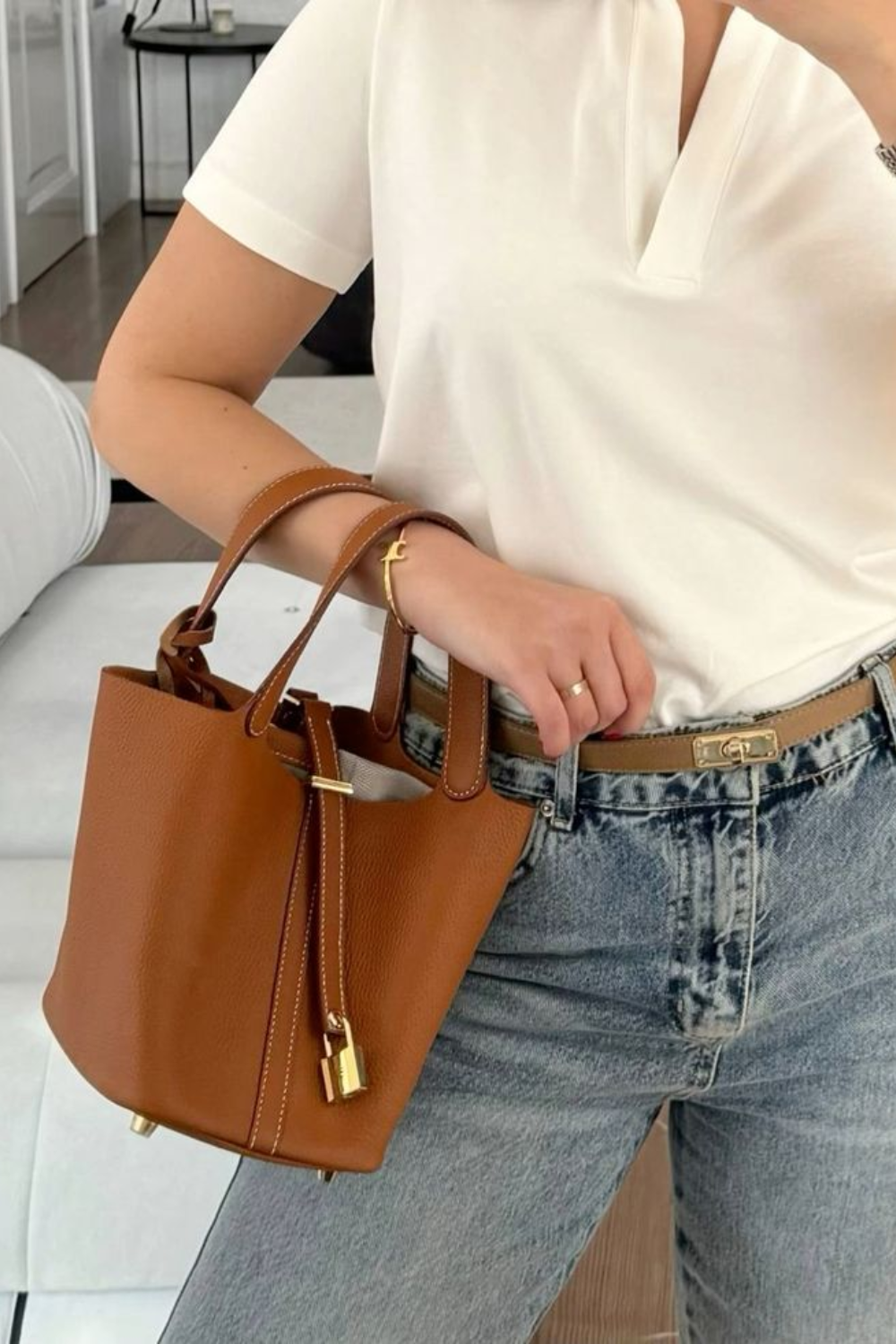 Lumière Brun | Kompakte Handtasche aus genarbtem veganem Leder mit goldenen Details für Damen