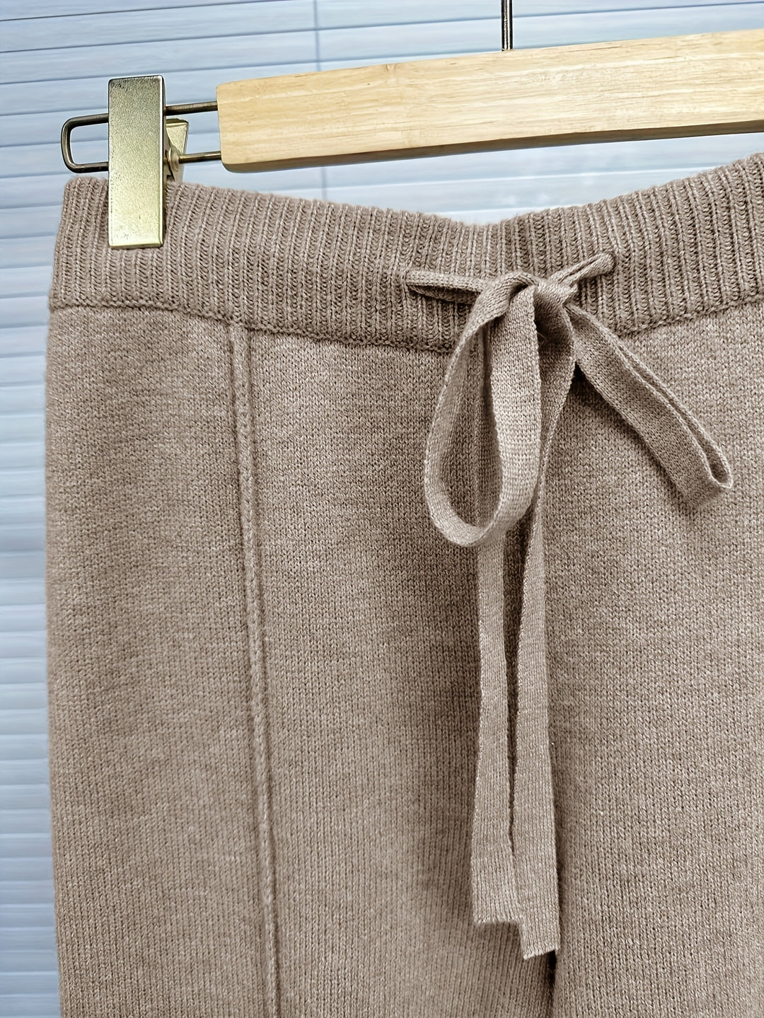 Zweiteiliges Strickset mit Rollkragenpullover und Hose für Damen