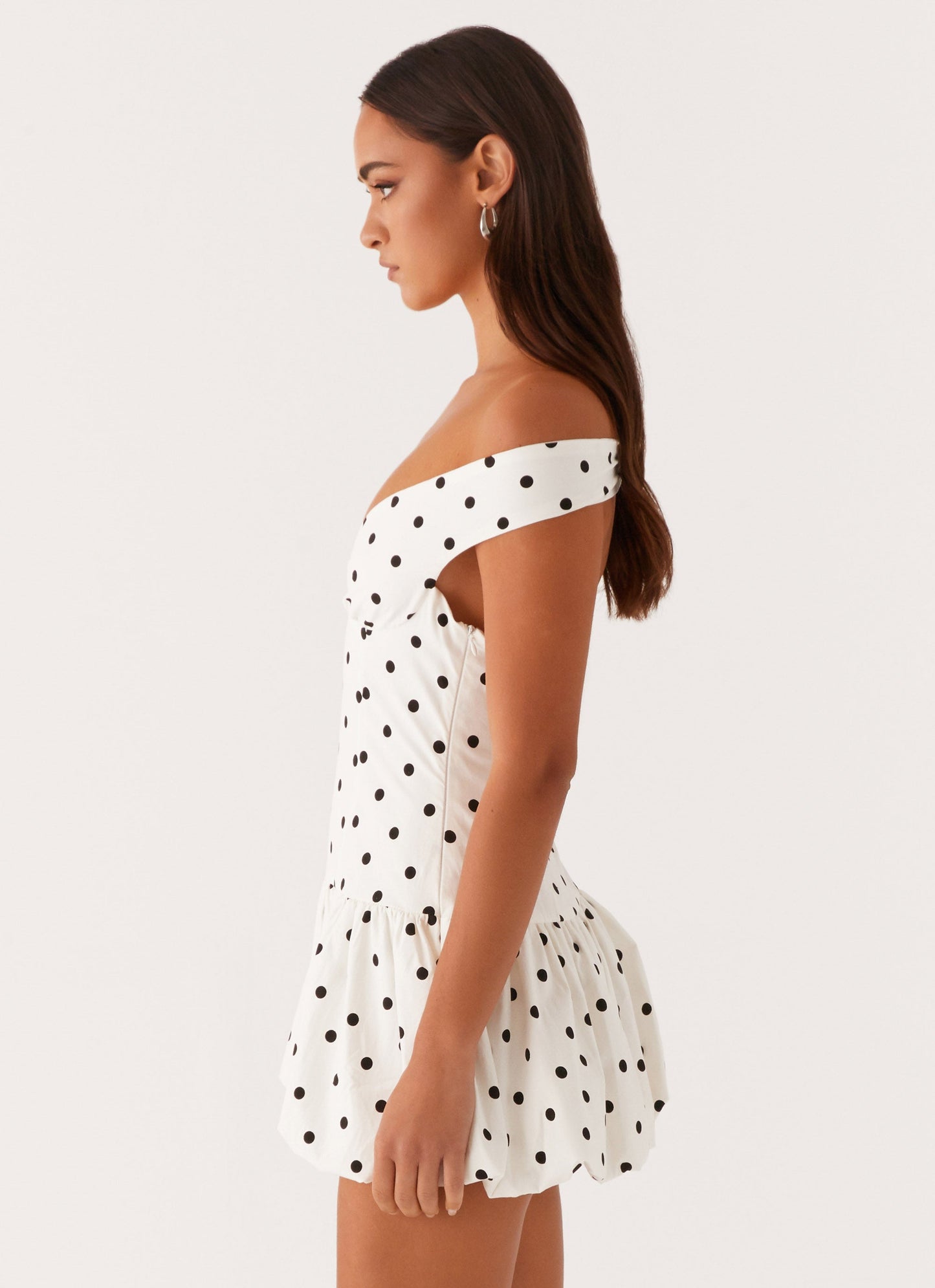 Baumwoll-Polka-Dot Carmen-Schulter Bubble Minikleid Weiß