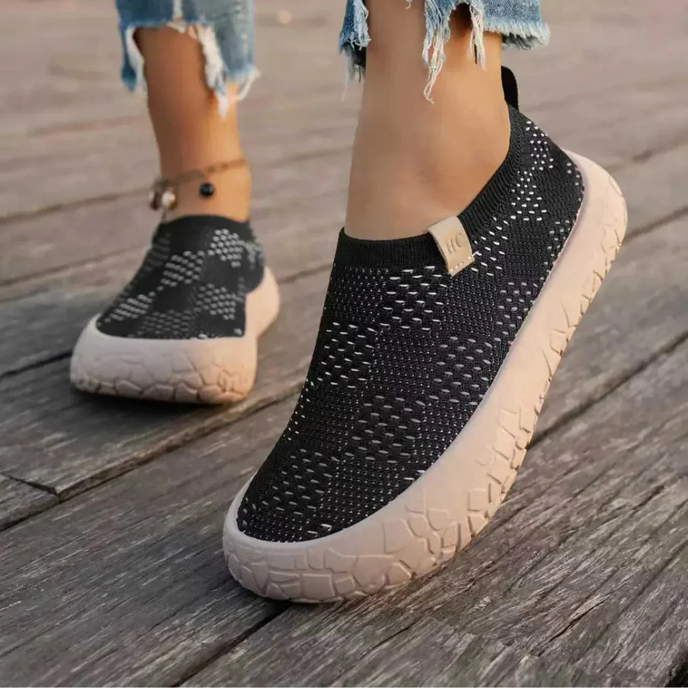 Damen Slip-On Sneaker mit Dämpfung als Paar auf weißem Hintergrund