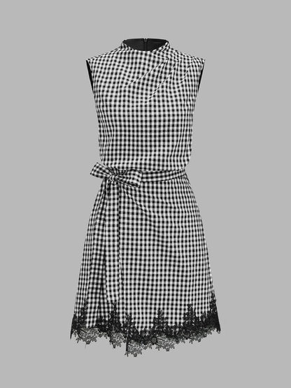 Damen-Minikleid mit Spitzenbesatz und Gingham-Karomuster im Detail