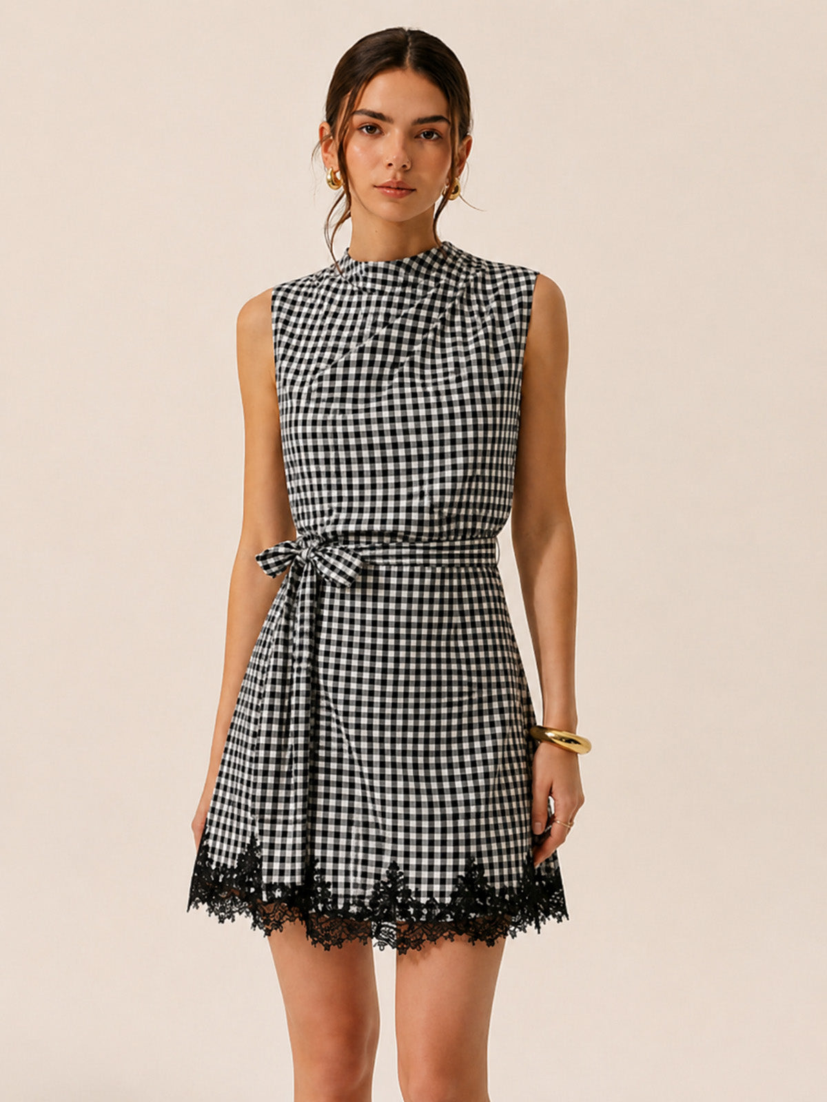 Damen-Minikleid mit Gingham-Muster und Taillengürtel in Vorderansicht