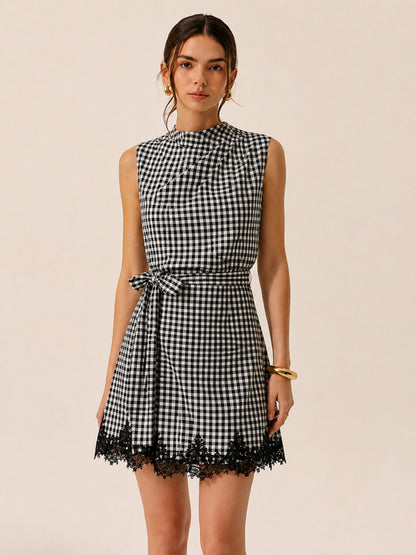 Damen-Minikleid mit Gingham-Muster und Taillengürtel in Vorderansicht