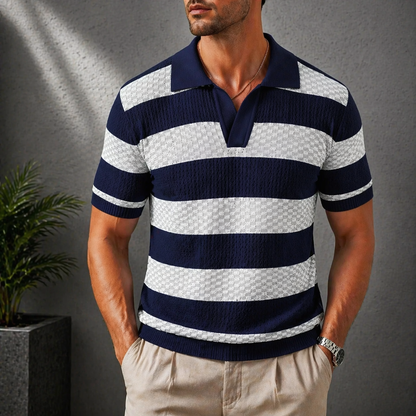 Gestreiftes Herren Poloshirt aus Strick in Nahaufnahme des Kragens