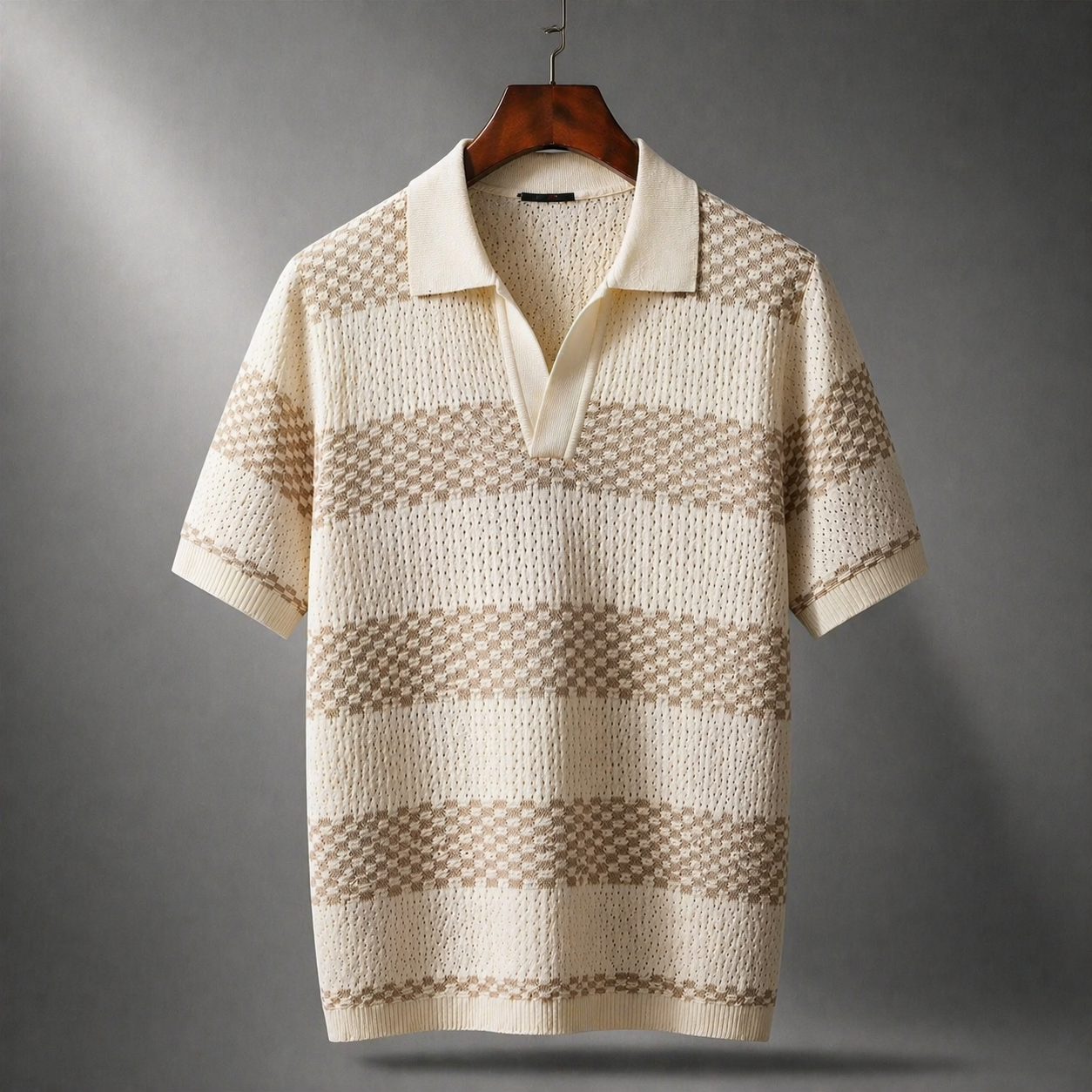 Detailansicht des gestreiften Strickmaterials am Herren Poloshirt