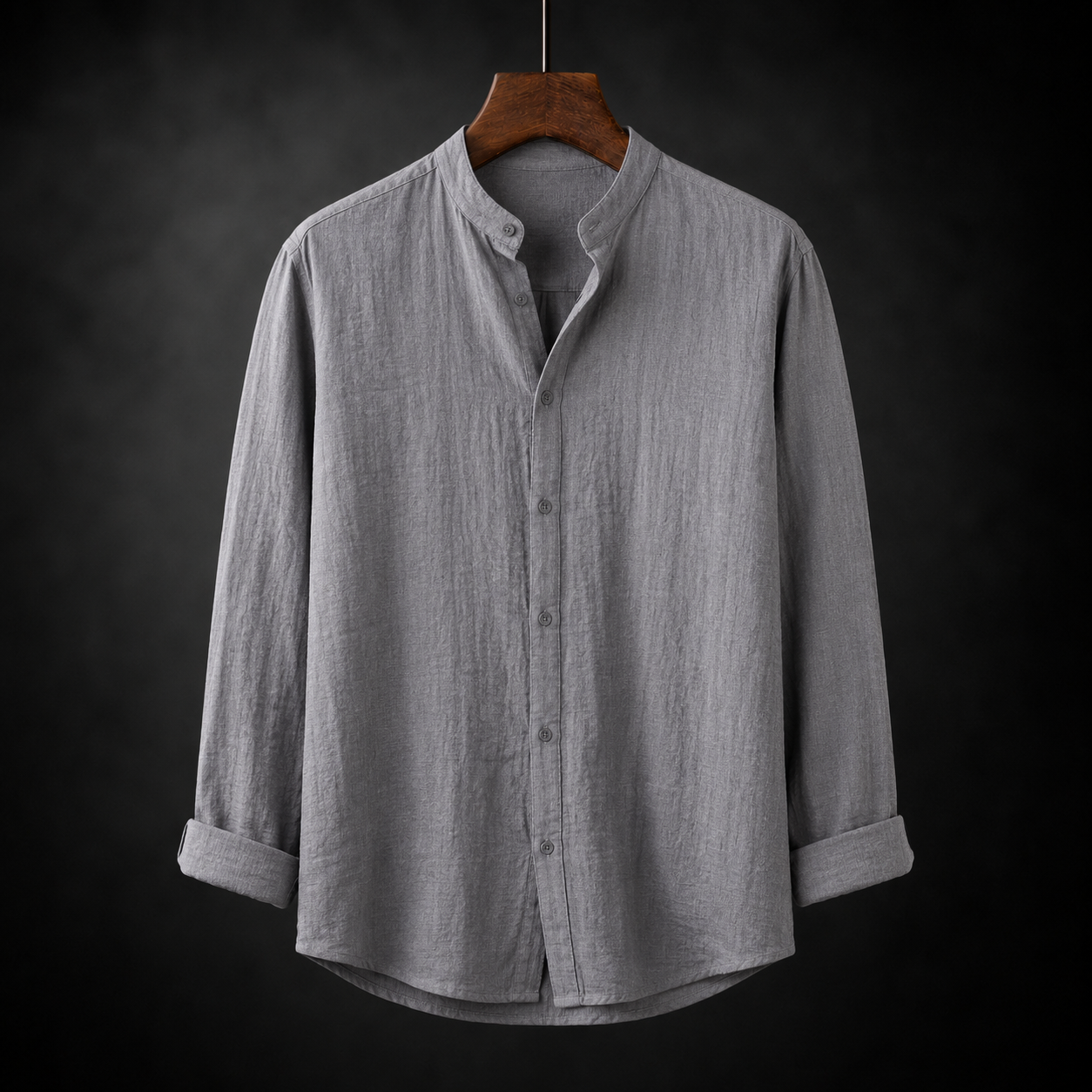 Leichtes Herren-Leinenhemd in Nahaufnahme mit strukturierter Stoffoberfläche