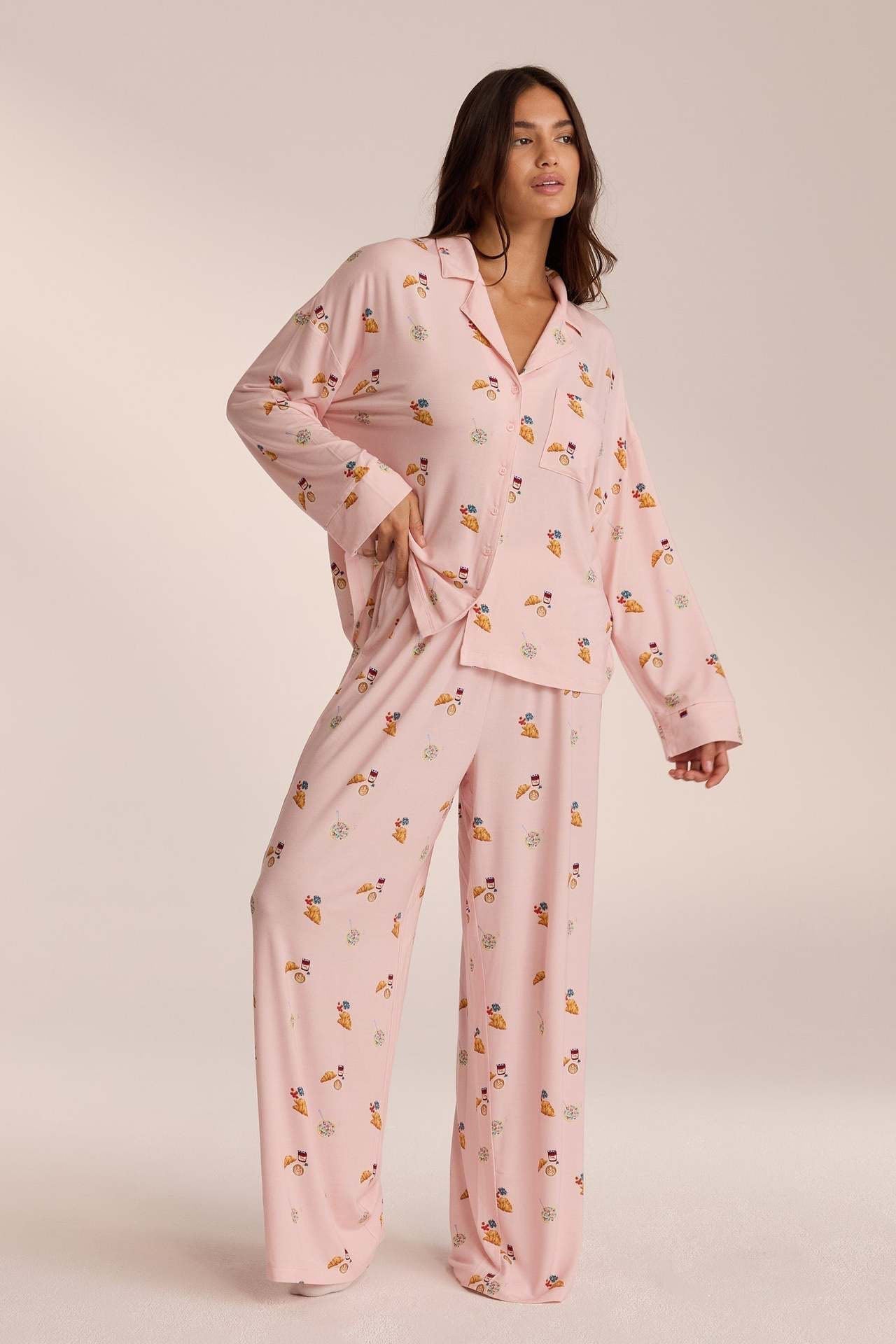 Stilvoller Damen-Zweiteiler mit Mini Print und weiter Hose im Studio