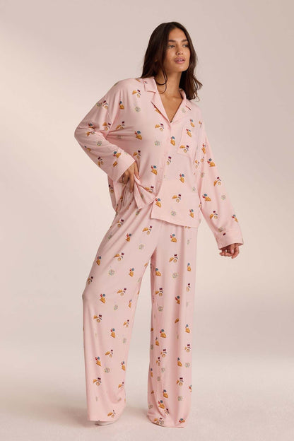 Stilvoller Damen-Zweiteiler mit Mini Print und weiter Hose im Studio