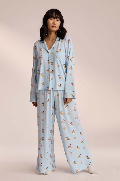 Elegantes Damen-Set mit weitem Bein und Mini Print frontal getragen