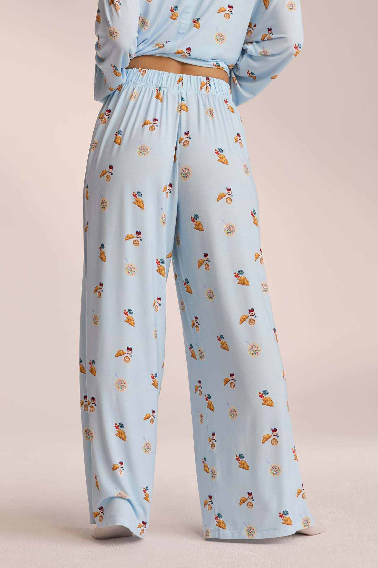 Damen Zweiteiler mit Mini Print und weiter Hose in kompletter Ganzkörperansicht