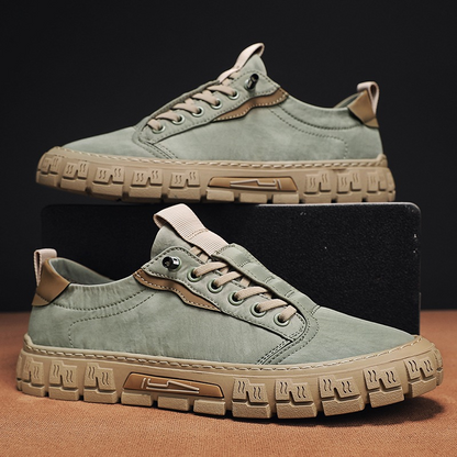 Herren Canvas Sneaker mit Profilsohle in seitlicher Ansicht
