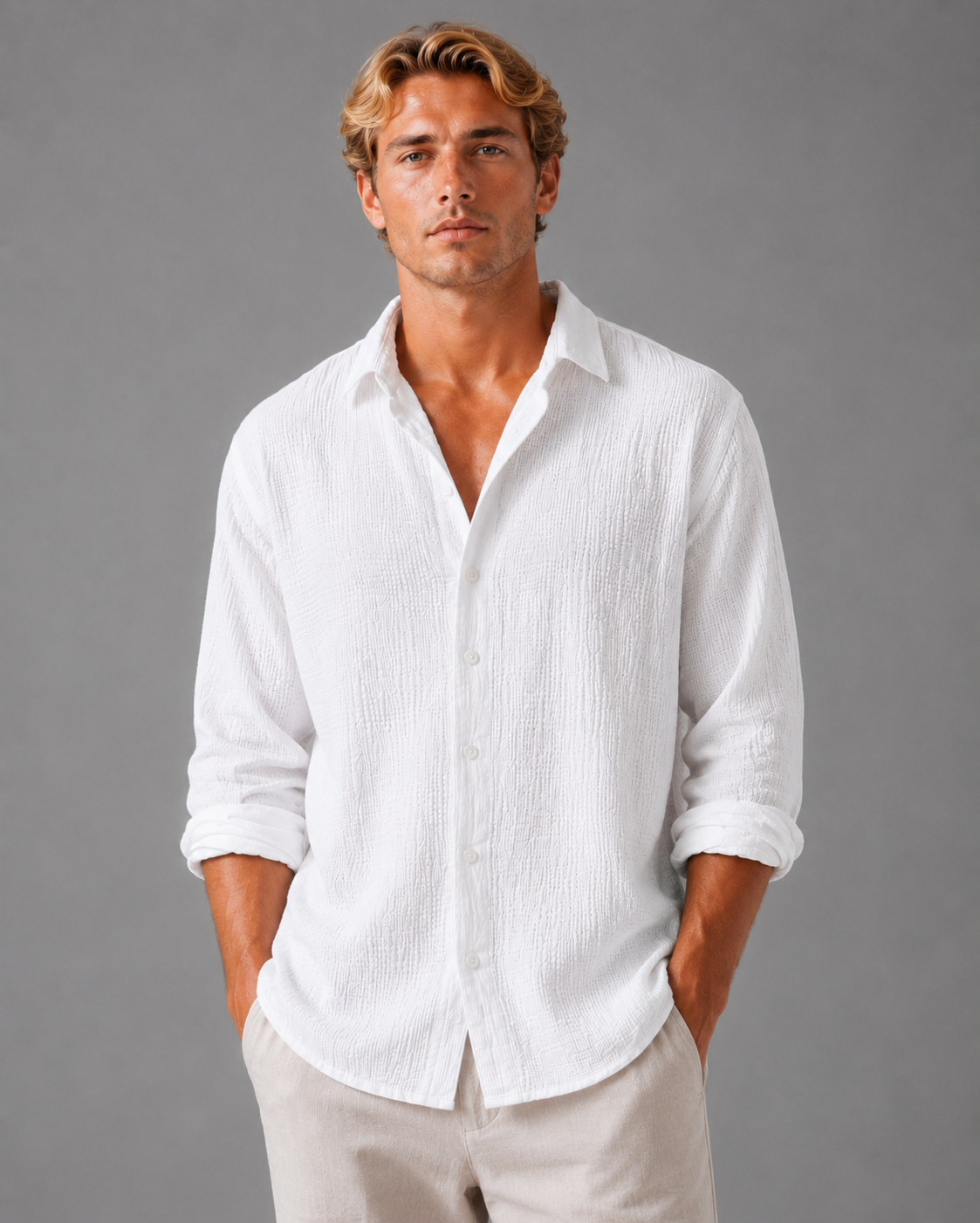 Rückansicht eines beigen Herrenhemds mit lockerer Passform