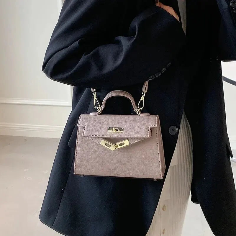 Strukturierte Mini-Schultertasche mit Drehverschluss für Damen