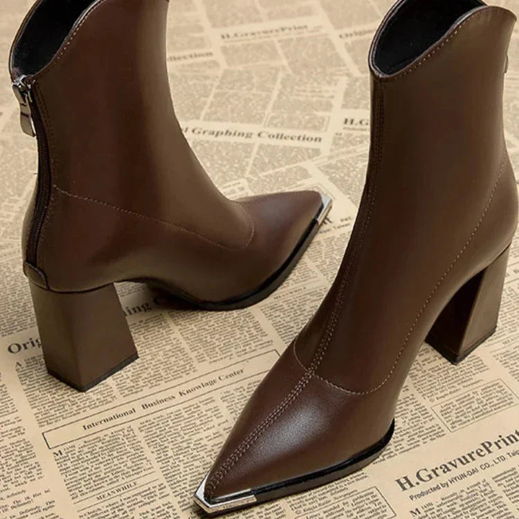 Damen Chelsea Boots Mit Modernem Chrom-Detail Und Schlankem Design