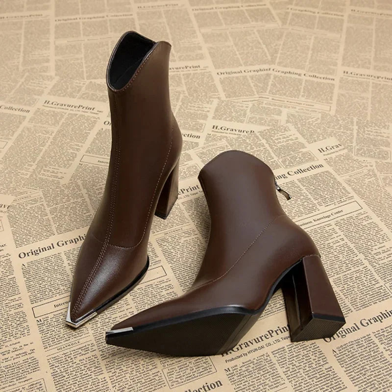 Damen Chelsea Boots Mit Modernem Chrom-Detail Und Schlankem Design