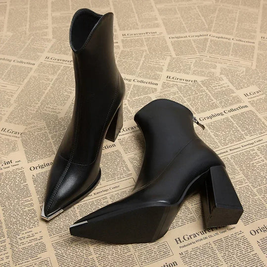 Damen Chelsea Boots Mit Modernem Chrom-Detail Und Schlankem Design