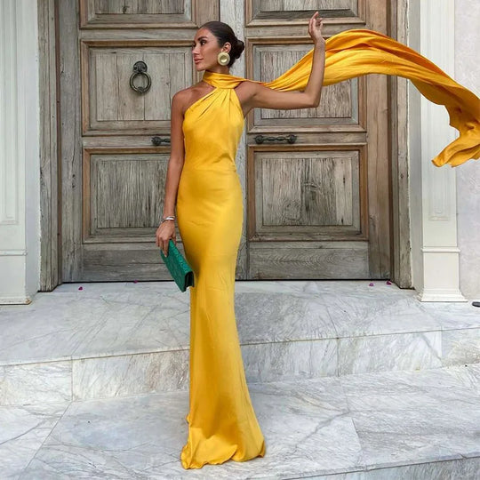 Damen Abendkleid Mit Einem Schulterdesign Und Schleppe