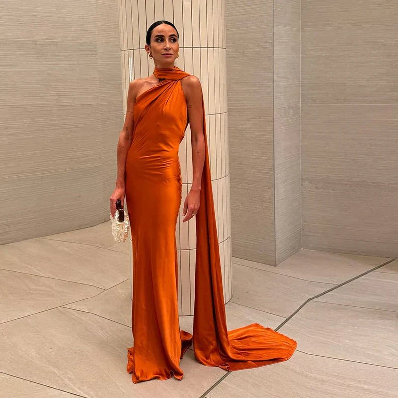 Damen Abendkleid Mit Einem Schulterdesign Und Schleppe