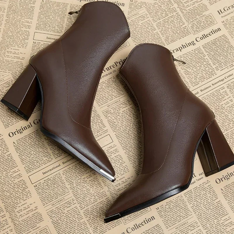 Damen Chelsea Boots Mit Modernem Chrom-Detail Und Schlankem Design