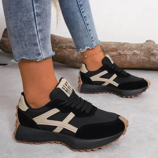 Damen Sneakers Mit Rutschfester Sohle Im Sportlichen Design