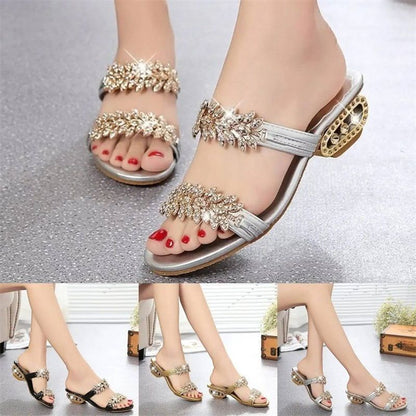 Damen Sandalen mit glitzerndem Strassbesatz in seitlicher Ansicht