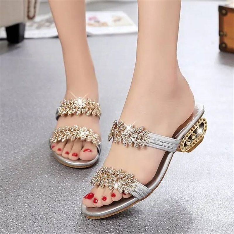 Bequeme Damen Sandalen mit offener Form und funkelnden Details