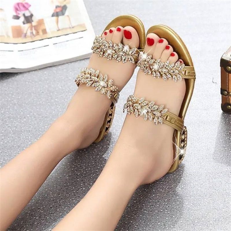 Damen Sandalen mit Strassbesatz in Nahaufnahme des Riemendesigns