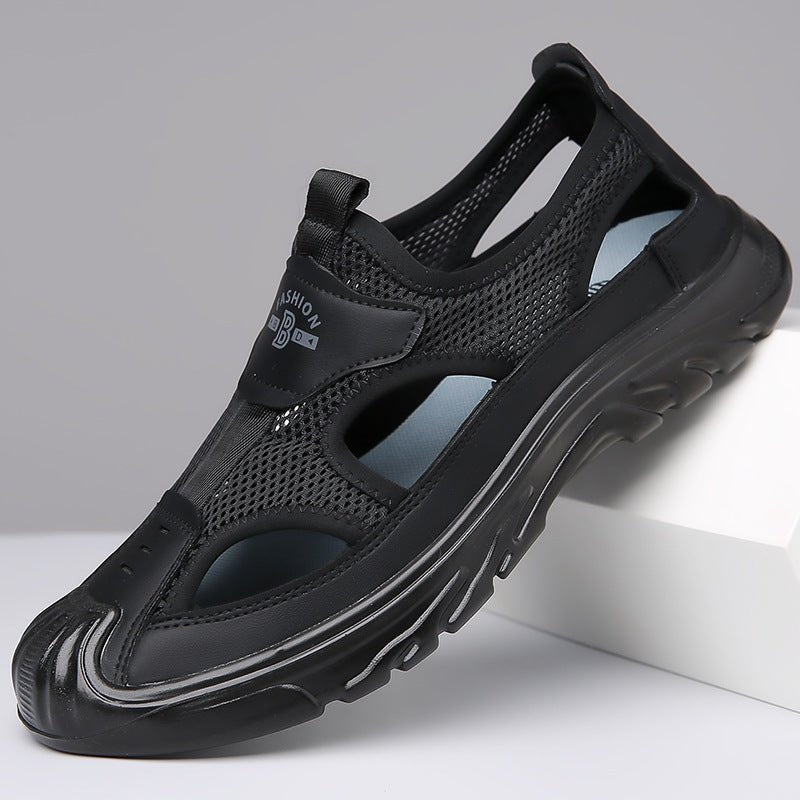 Sommerliche Herrensandalen in Frontalansicht mit offenem Zehenbereich