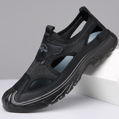 Sommerliche Herrensandalen in Frontalansicht mit offenem Zehenbereich