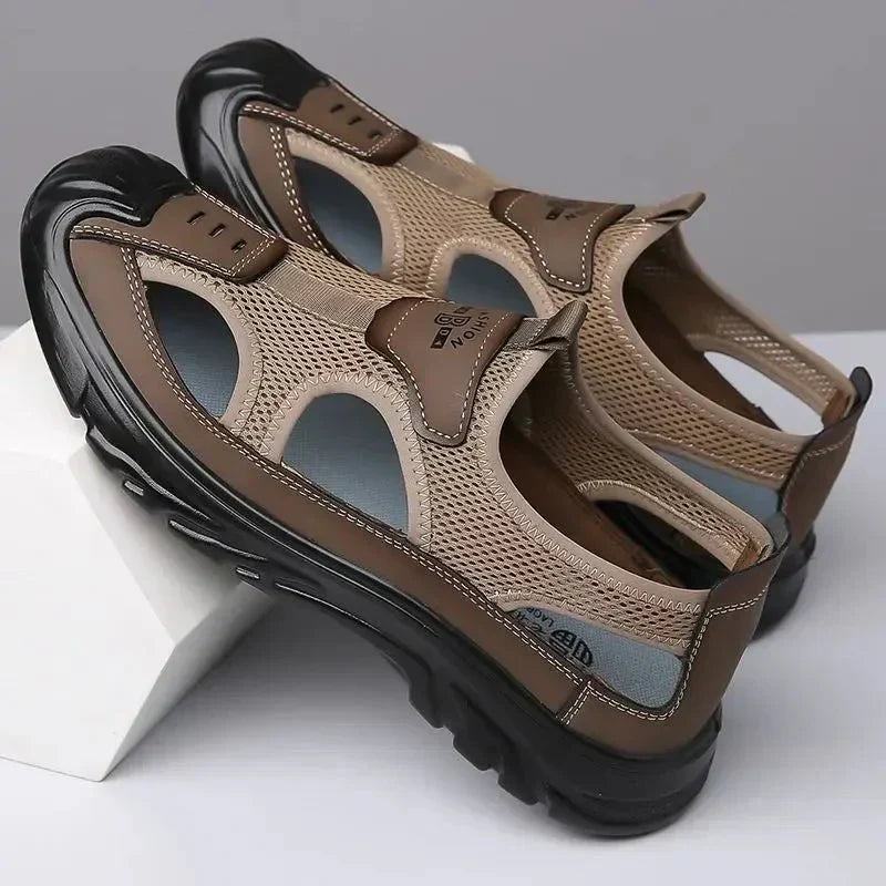 Leichte Herrensandalen für Alltag und Urlaub aus schräger Perspektive