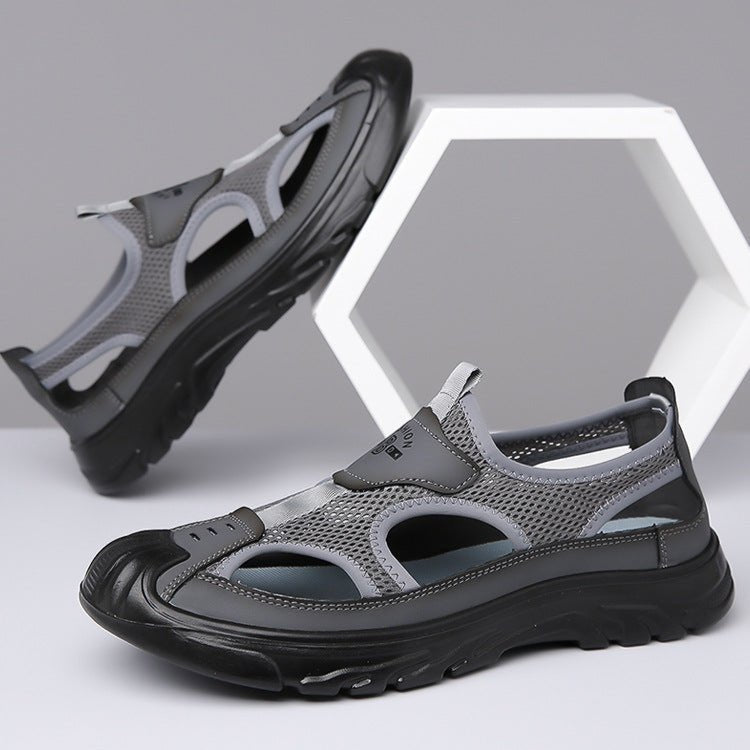 Luftige Herren Sandalen in Nahaufnahme mit leichtem Obermaterial