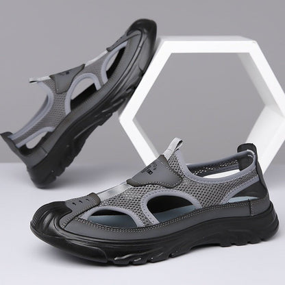Luftige Herren Sandalen in Nahaufnahme mit leichtem Obermaterial