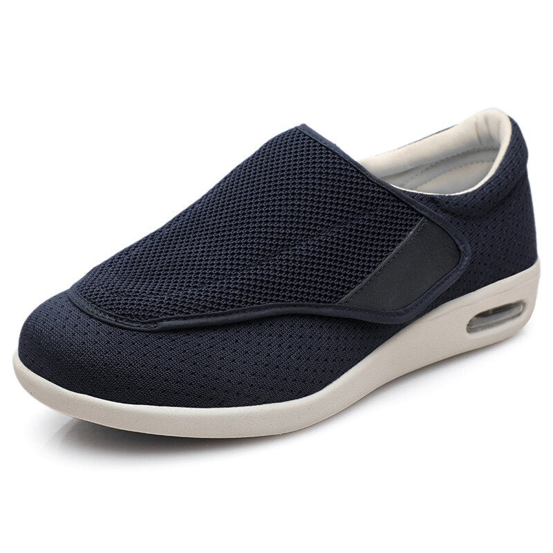 Detail der Herren Komfortschuhe mit weiter Passform und flexiblem Einstieg