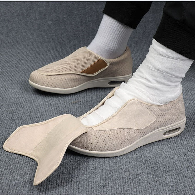 Paar bequeme Herren Komfortschuhe in weiter Weite für den täglichen Gebrauch