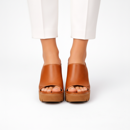 Damen Plateau-Heels mit Blockabsatz, Detail der glänzenden Oberfläche