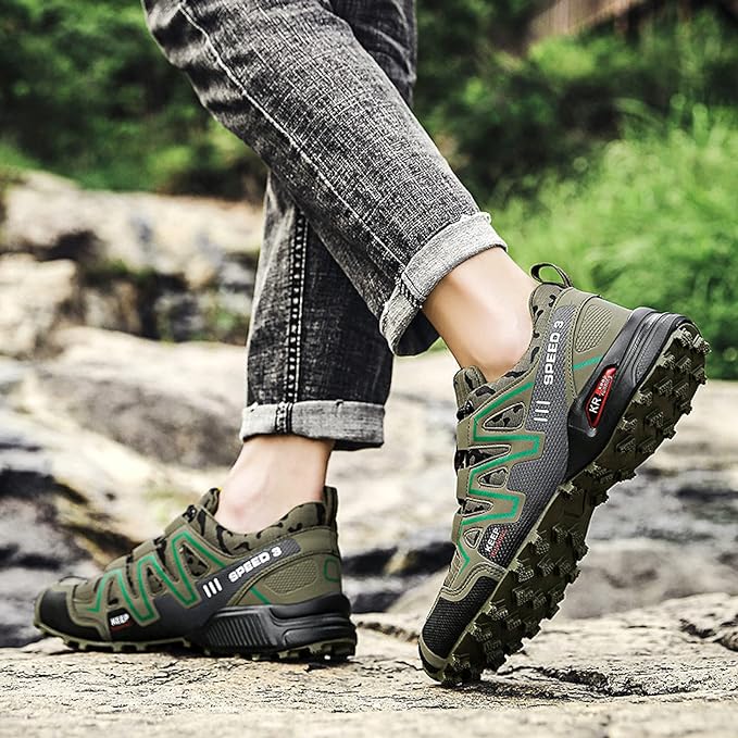 Wasserdichte Herren Wandersneaker in schräger Frontansicht