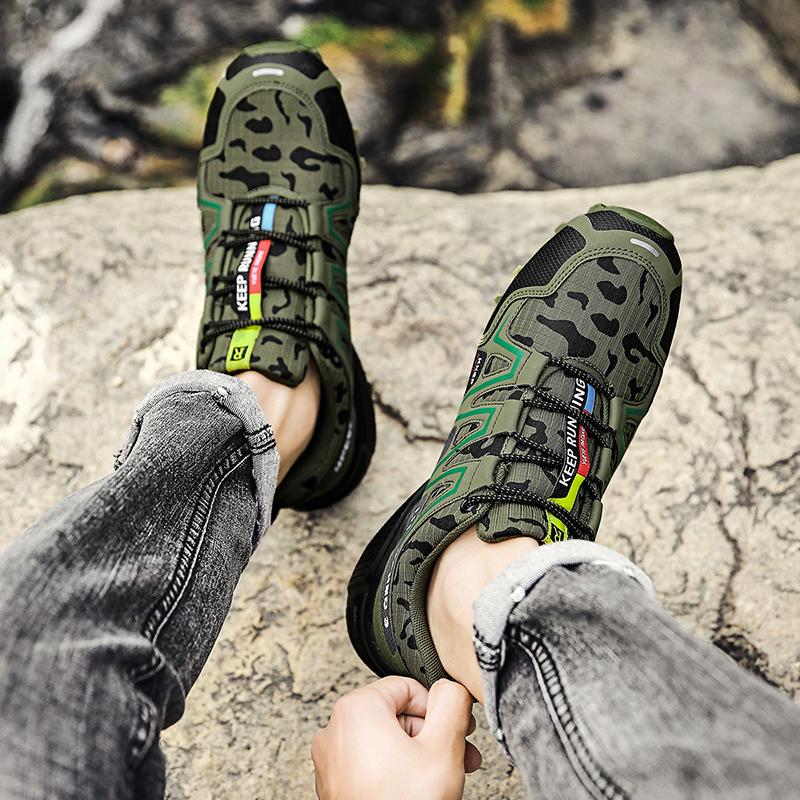 Detailansicht der robusten Sohle der Herren Wandersneaker