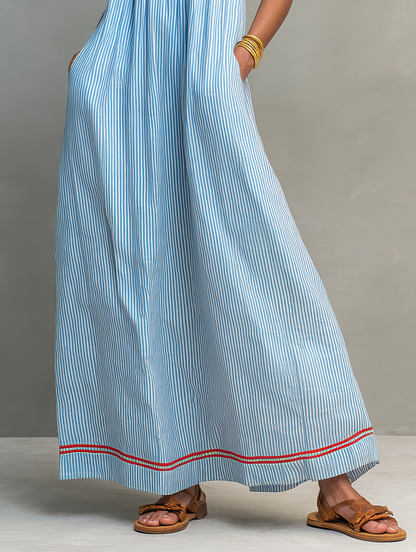 Gestreiftes Maxikleid mit weitem Schnitt und Spaghettiträgern