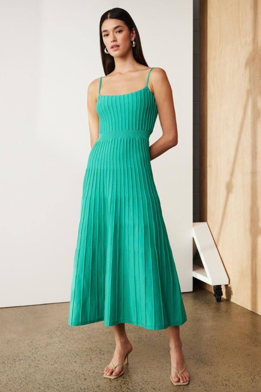 Plissiertes Strick-Midikleid mit Spaghettiträgern