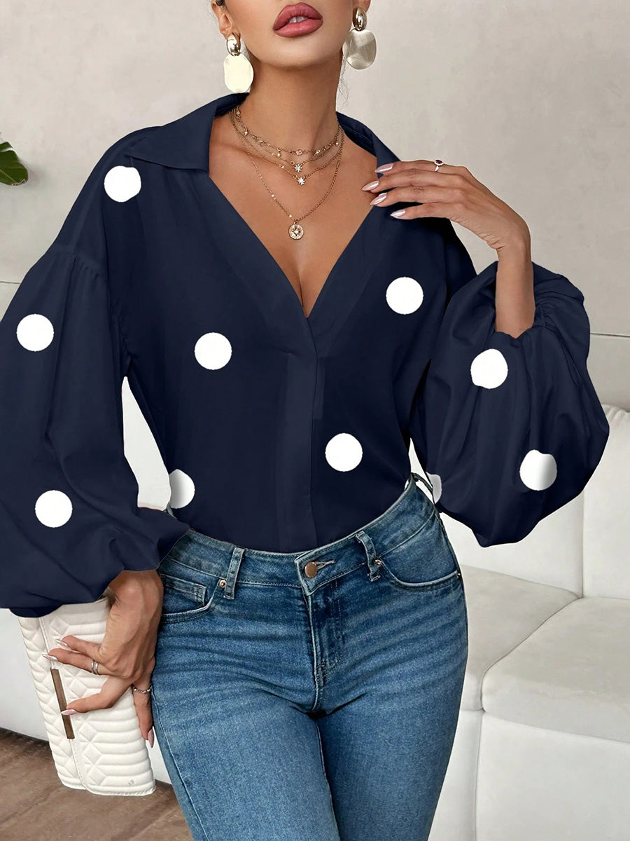 Damenbluse mit Polka-Dot-Muster und Reverskragen in Nahaufnahme
