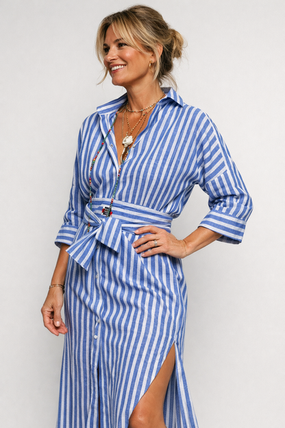 Maxikleid mit vertikalen Streifen und Bindegürtel