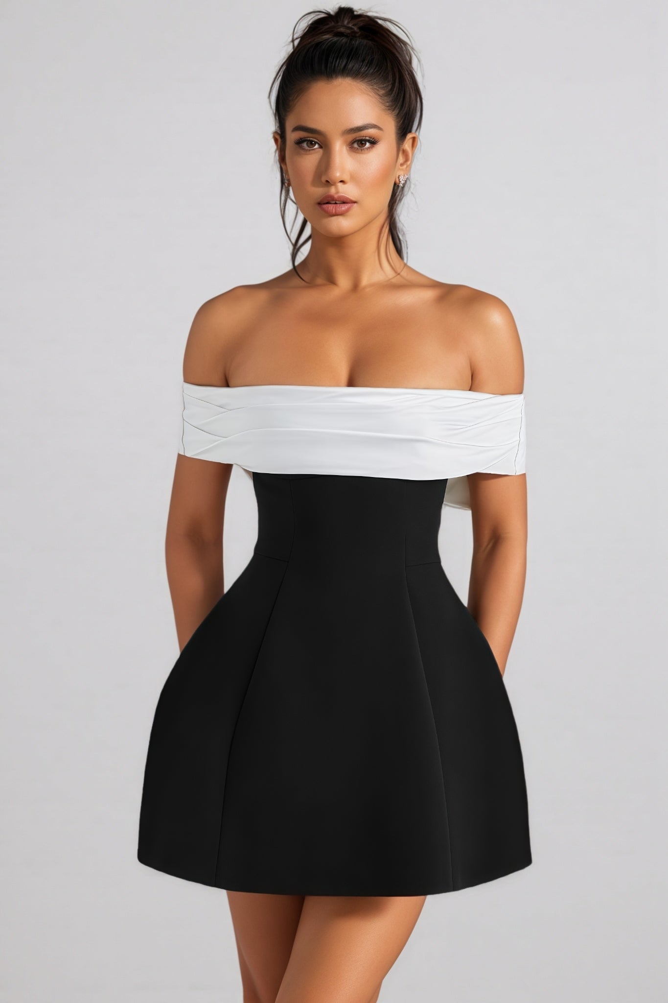 Schulterfreies Bardot-Minikleid aus Krepp Schwarz Weiß