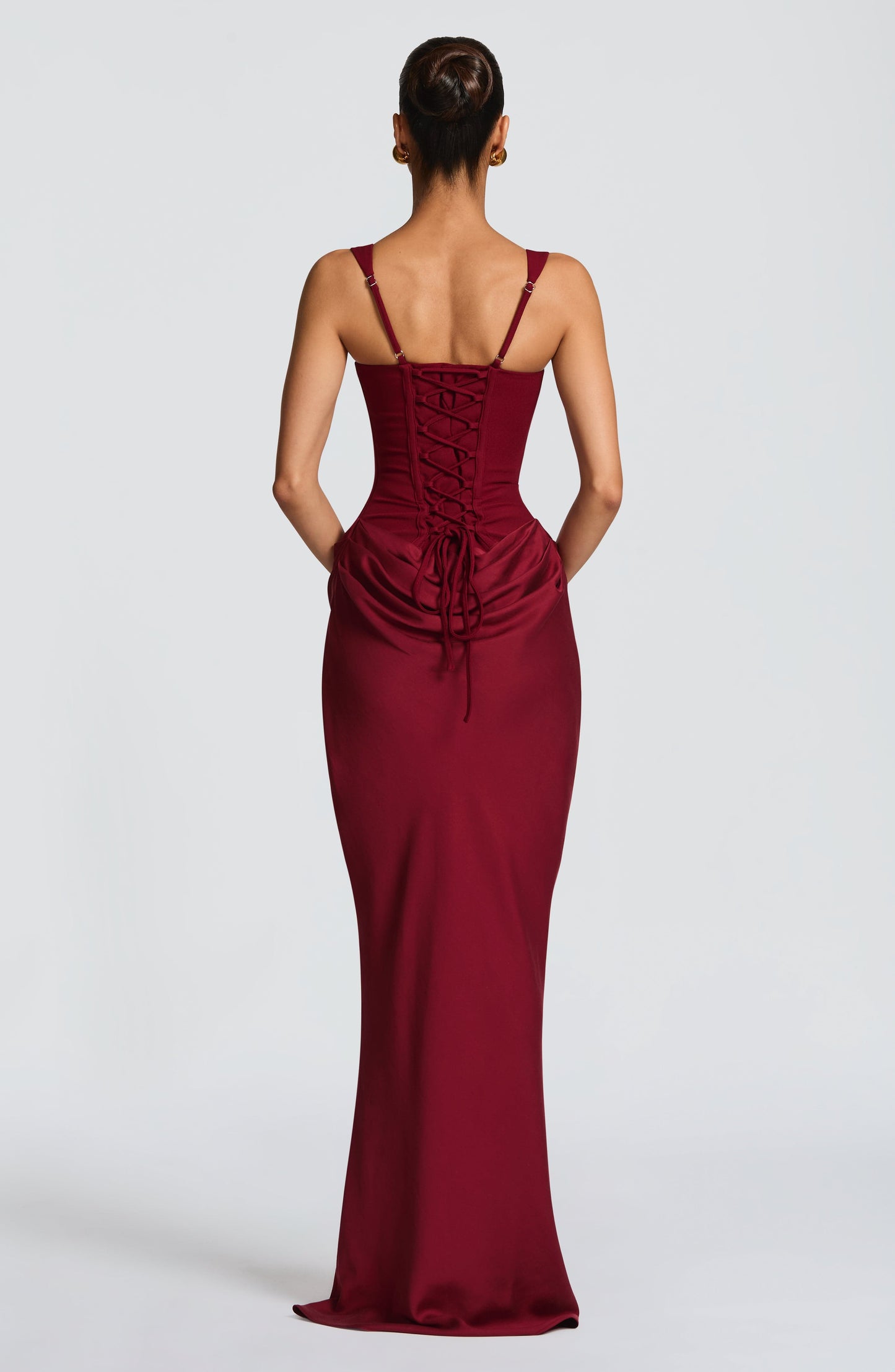 Maxikleid aus Krepp-Satin mit Wasserfallausschnitt und ärmellos