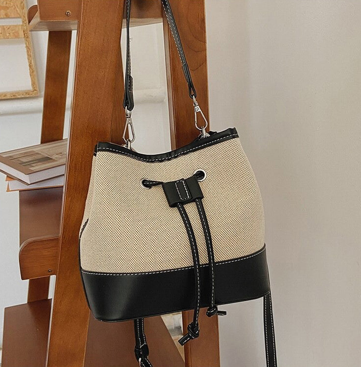 Canvas-Eimer-Tasche mit veganem Lederbesatz und Kordelverschluss