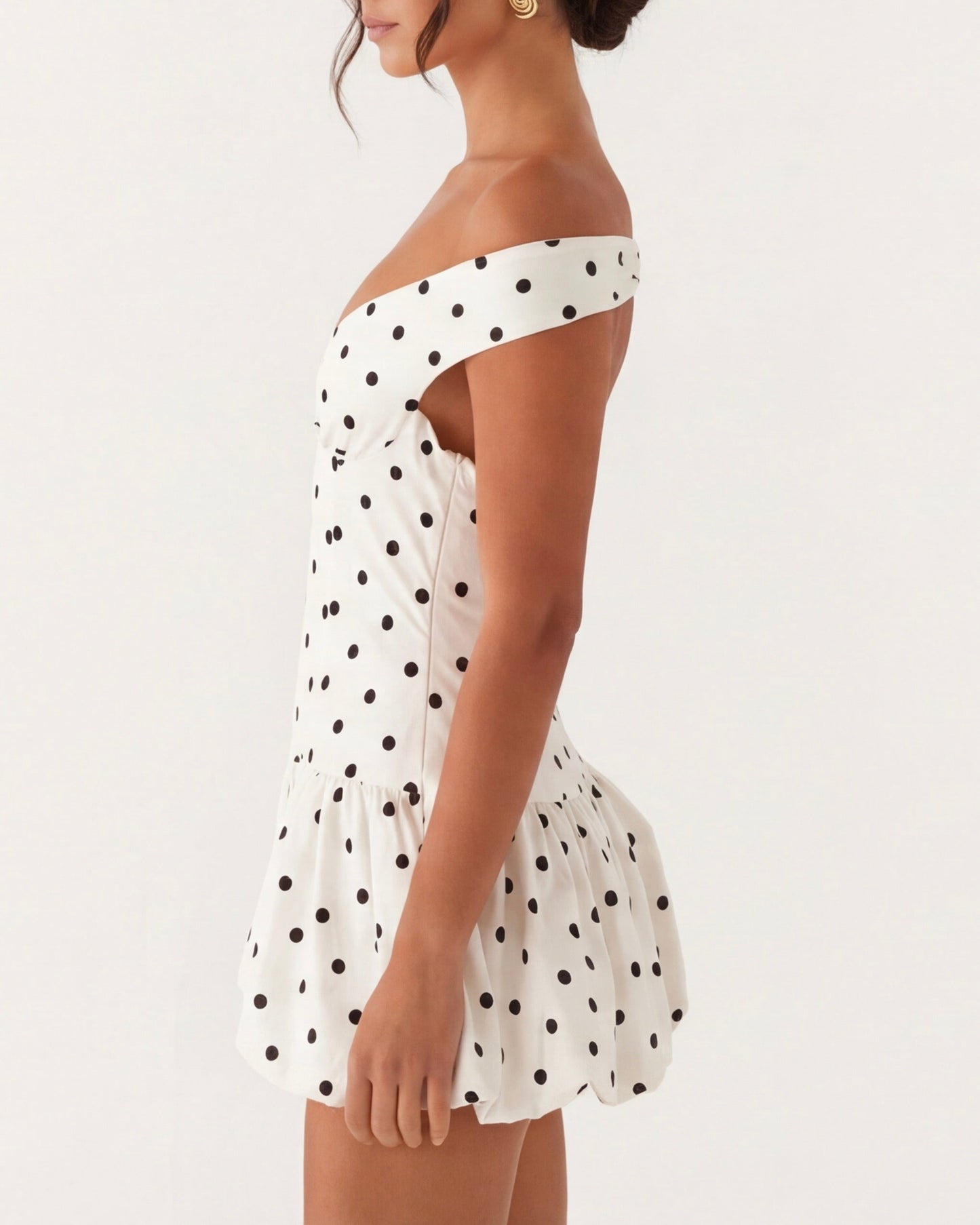 Schulterfreies Mini-Kleid aus Baumwolle mit gerafften Details und Polka-Dots in Weiß