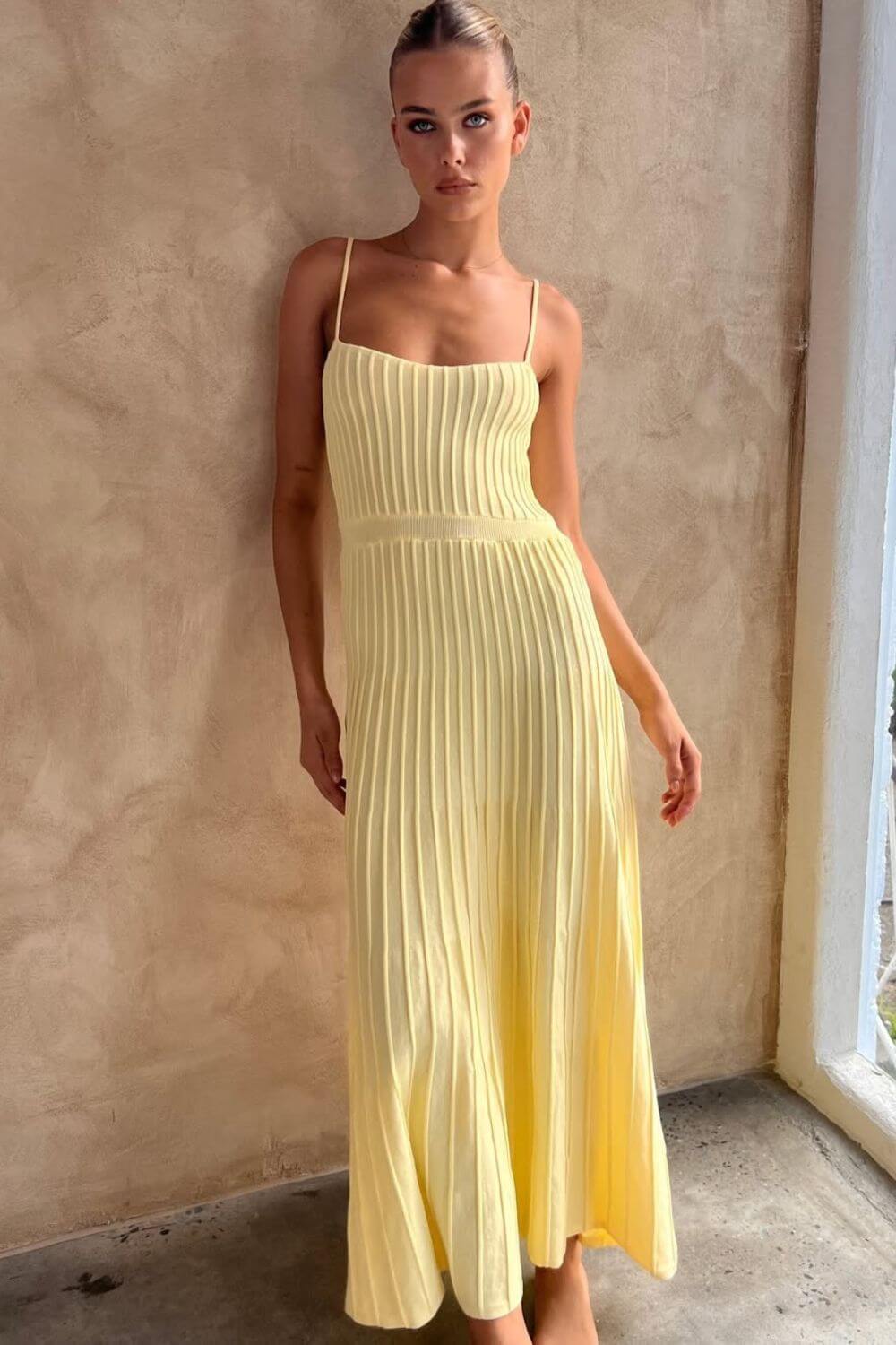 Plissiertes Strick-Midikleid mit Spaghettiträgern
