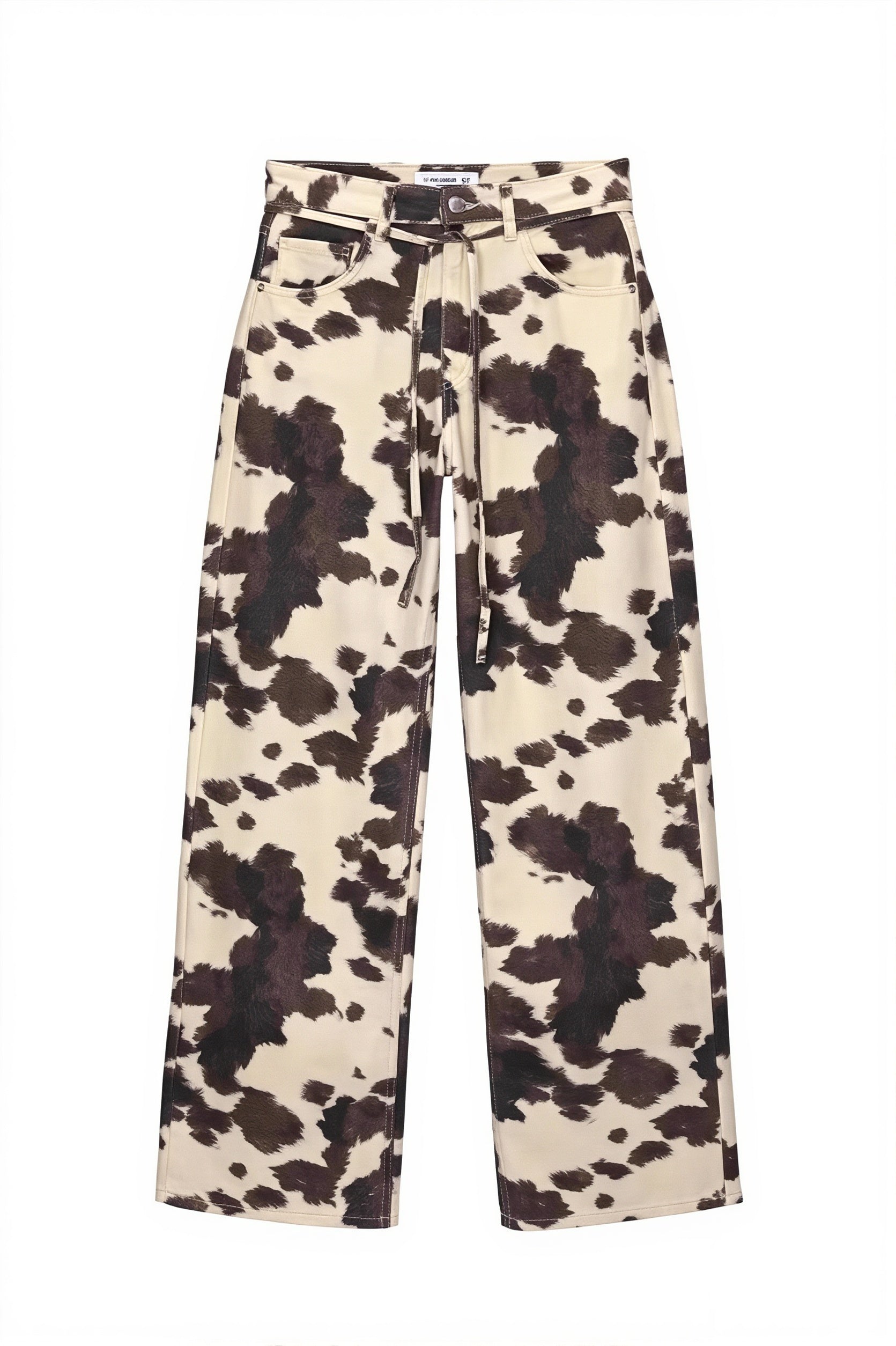 Damen Straight Leg Jeans mit Kuhmuster als kompletter modischer Look getragen